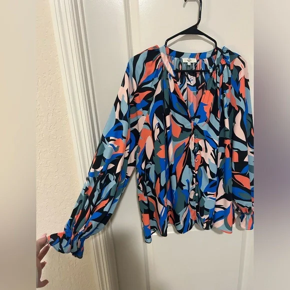 Entro Abstract Blouse in Size Medium - Picture 4 of 8